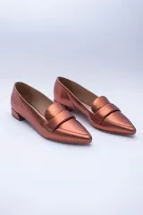 Mocasines negros de cuero con punta fina y detalle de antifaz.