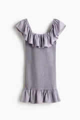 Vestido corto lila de tejido fruncido, con diseño ajustado, hombros descubiertos, escote cuadrado elástico y volados anchos en el escote y en el ruedo.