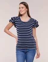 Remera de silueta al cuerpo confeccionada en género de punto elastizado con fina textura acanalada, con diseño de rayas y volantes en las mangas.