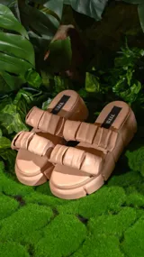 Sandalias color beige con plataforma y dos tiras anchas con detalle de frunces.