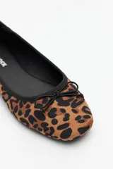 Balerinas con estampado animal print, moño decorativo y suela acolchada.