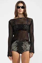 Sweater negro de tejido calado con cuello bote y mangas largas.