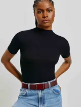 Blusa marrón de manga corta y cuello alto, confeccionada en tejido acanalado de ajuste ceñido al cuerpo.