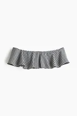 Top de bikini strapless con volado ancho y diseño a cuadros vichy en blanco y negro.
