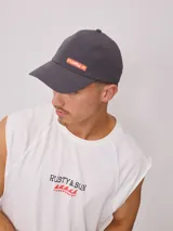 Gorra gris de poliéster y elastano, con visera curva y logo de Rusty en color naranja.