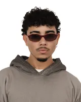 Lentes de sol con marco rojo oscuro y cristales ovalados polarizados con protección UV400.