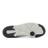 Championes urbanos New Balance modelo 550, color blanco con detalles en gris oscuro. Presentan un diseño de corte bajo con empeine de cuero premium, perforaciones laterales y suela de caucho.