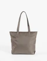 Cartera tipo shopper color verde oliva, confeccionada en poliéster. Cuenta con doble asa de hombro, cierre principal, herrajes metálicos plateados y un pequeño monedero circular removible sujeto a una de las correas.