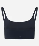 Top deportivo femenino color morado oscuro, de corte recto y ajustado, con escote cuadrado y breteles finos ajustables.