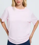 Remera boxy de manga corta y cuello redondo, confeccionada en algodón liso negro de corte holgado.