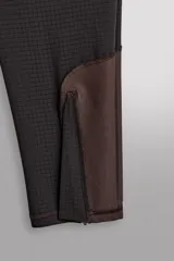 Pantalón de entrenamiento slim fit Zara Athleticz color negro, confeccionado en tejido técnico ligero y elástico con estructura combinada a contraste. Cuenta con cintura elástica ajustable con cordón, bolsillos frontales y trasero con cierre de cremallera, y bajo ajustable con cremallera en los laterales.