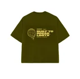 Remera de corte boxy fit color verde oliva, con estampa gráfica en el frente que incluye un globo terráqueo con efecto derretido y la frase 'Built to break limits'.
