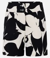 Short de vestir de poliéster con elastano, de tiro alto, con estampado floral en blanco y negro. Tiene cierre tradicional con botones dobles y bolsillos simulados en la parte trasera.