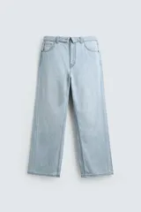 Jeans flare fit confeccionados en denim de algodón de tejido rígido, color celeste claro. Presentan diseño de cintura efecto revés, cinco bolsillos, tiro medio y cierre frontal con cremallera y botón.