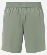 Bermuda deportiva masculina color verde oliva, confeccionada en poliéster y elastano. Posee cintura elástica con cordón interno ajustable y estampa reflectante en el lateral. Ideal para actividades deportivas.