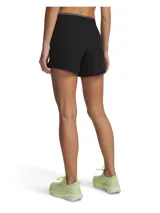 Shorts deportivos Under Armour Vanish Woven de color negro, confeccionados en tejido elástico ultraligero de secado rápido. Cuentan con cintura elástica visible con detalle del logotipo, bolsillos laterales abiertos y aberturas laterales en el bajo para mayor libertad de movimiento.
