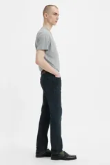 Jean de corte slim fit con tiro medio, confeccionado en denim de color negro con acabado desgastado.