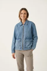 Campera de denim celeste con cierre frontal metálico, cuello camisero, bolsillos delanteros con solapa y un bolsillo ojal en el pecho.