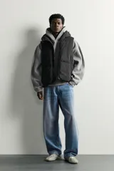 Chaleco acolchado puffer color negro para hombre, de corte regular fit, con capucha ajustable, cierre frontal de cremallera y bolsillos laterales de vivo.