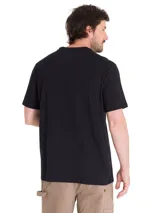 Remera negra de manga corta con cuello redondo y estampa frontal de Caterpillar sobre franjas diagonales amarillas y negras.