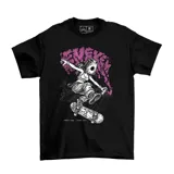 Remera de manga corta negra 100% algodón, con gráfico estilo cómic en blanco, negro y fucsia que muestra a una persona patinando en skate.