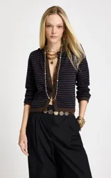 Cárdigan de punto con patrón de rayas horizontales en tonos marrón y azul marino. Presenta cuello redondo, mangas largas, cierre frontal con botones forrados y acabados acanalados en puños y ruedo.