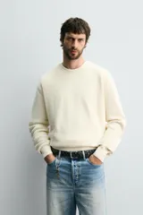Sweater de punto perlado en color gris, con diseño relaxed fit, cuello redondo y manga larga. Cuenta con acabados en rib en cuello, puños y dobladillo.