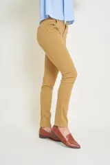 Pantalón negro alicrado de tiro alto con pretina ancha con dos botones y bolsillos laterales.