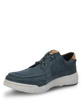 Zapato casual Hush Puppies modelo Fontier, confeccionado en cuero azul marino con detalles en color suela en el talón y lengüeta. Presenta suela de EVA con tecnología Duo-Balance para mayor ligereza y estabilidad, y cierre mediante cordones bicolores.