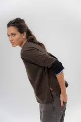 Buzo de punto confeccionado en lambswool, con diseño amplio, escote en V y mangas 3/4. Presenta una combinación de tonos rojos en la espalda con una franja central ancha y tajos laterales.