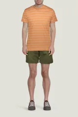 Short de baño verde con cintura elástica y cordón ajustable.