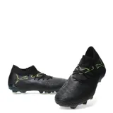 Championes de fútbol Puma Future 8 Match FG/AG, color negro con detalles en verde neón. Presentan un diseño de corte medio con cuello elástico, textura en el empeine para mayor control y suela con tapones diseñados para tracción en césped natural y artificial.