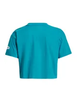 Remera Under Armour de corte cropped, color turquesa, con cuello redondo acanalado y estampa frontal con el texto 'REST DAY' en letras blancas con relieve.