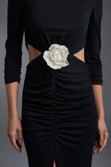 Broche con forma de flor color azul.