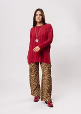 Pantalón de tiro alto con estampado animal print de leopardo, corte recto y bolsillos laterales.