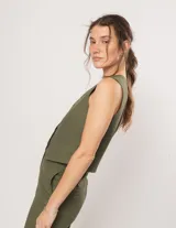 Chaleco negro de lino con botones frontales y forro interno.