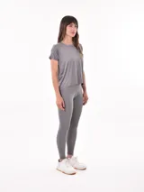 Remera deportiva color salmón, de manga corta y cuello bote.