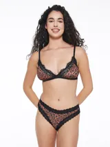 Pack de tres bombachas tipo vedetina con estampado animal print color marrón y negro, con detalles de encaje negro.