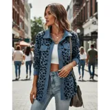 Sobre camisa de pana con estampado animal print, cuello camisero, mangas largas y cierre frontal con botones.