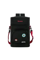 Mochila térmica negra con correa ajustable roja, marca Discovery. Presenta varios parches y estampados con motivos de aventura, incluyendo el lema "Make Your World Bigger".