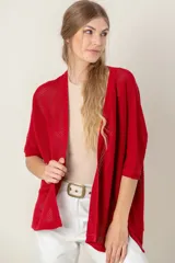 Saco tejido de algodón color rojo, calado, con mangas cortas y corte holgado.