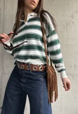 Sweater liviano de punto con diseño a rayas horizontales en color verde y blanco, cuello polo con solapa y mangas largas.