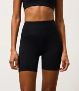 Bermuda deportiva ciclista de microfibra color marrón, con diseño ajustado al cuerpo y tiro alto.