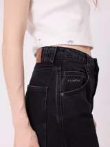 Jean de corte wide leg con diseño de rayas verticales finas en tono azul claro. Presenta cierre frontal con botón y bolsillos laterales.