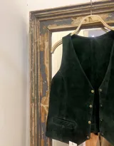 Chaleco de cuero verde pino con botones dorados.