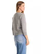 Cardigan de tejido fino en color gris, con cuello redondo, cierre frontal con botones y mangas tres cuartos.