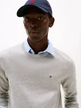 Sweater gris de algodón con cuello redondo, puños y bajo de punto canalé. Tiene el logo de Tommy Hilfiger bordado en el pecho.
