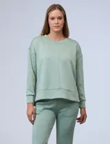 Buzo blanco de tejido elastizado, con pespunte central en la parte delantera y tajos laterales.