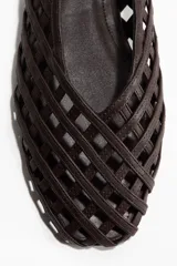 Ballerinas marrones con diseño trenzado y punta redonda, elaboradas con tiras entrelazadas que forman un patrón geométrico tipo red.