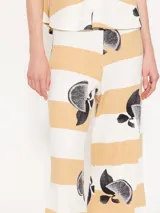 Pantalón palazzo de ribb estampado con cintura elastizada y bota amplia.